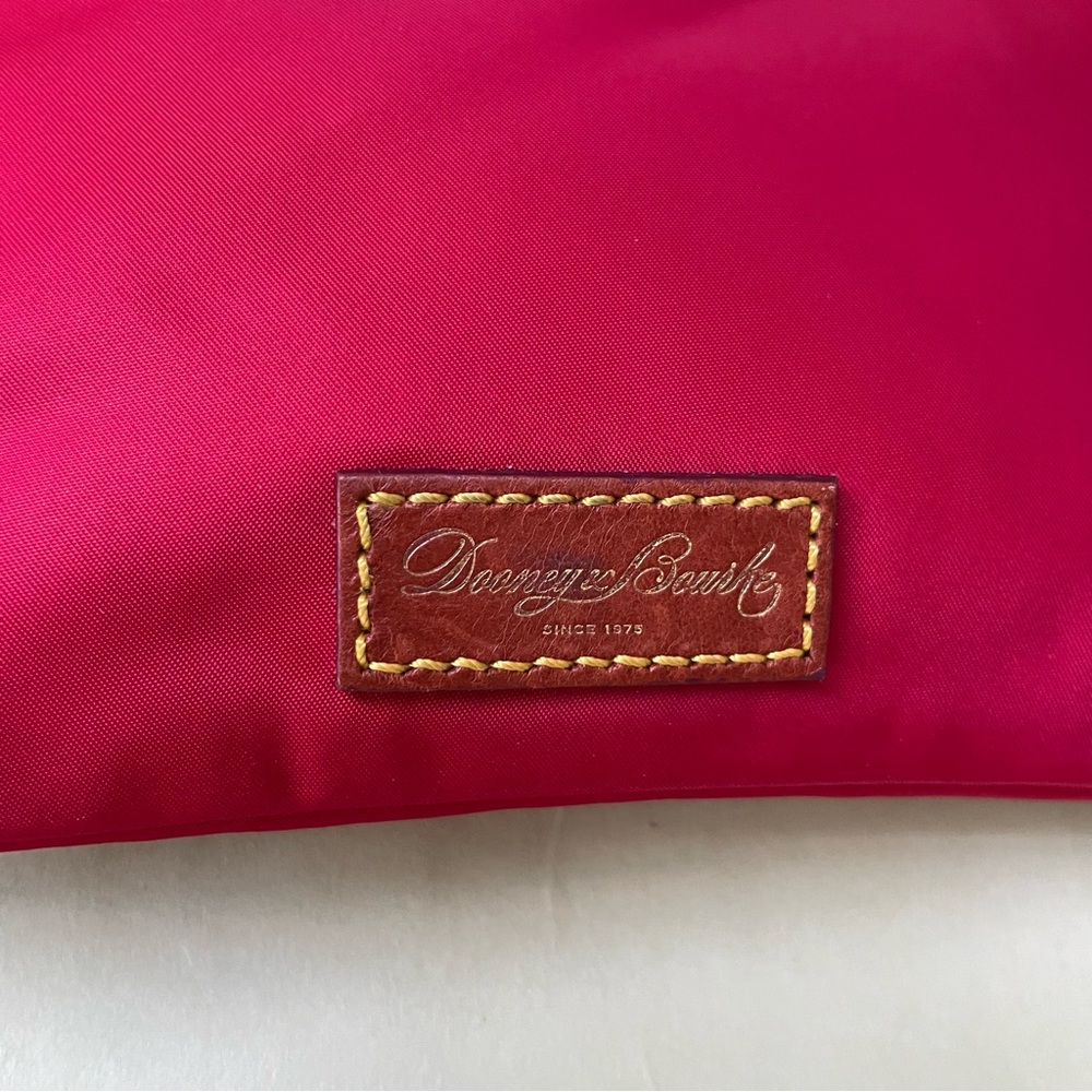 Crimson/brown Dooney & Bourke vinyl/leather crossbody bag - Picture 4 of 12